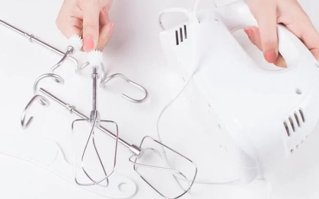 Istruzioni su come utilizzare la frusta per uova a mano