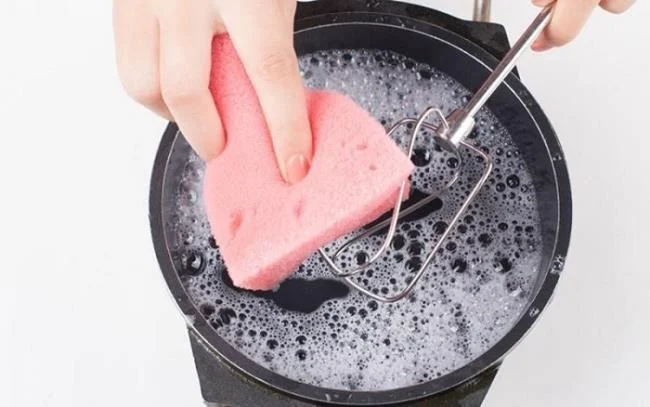 Istruzioni su come utilizzare la frusta per uova a mano