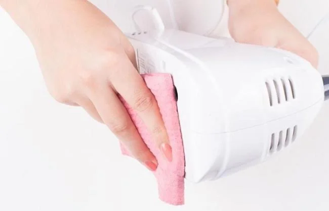 Istruzioni su come utilizzare la frusta per uova a mano