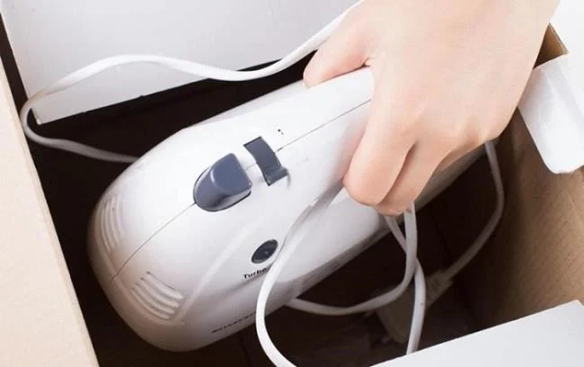 Istruzioni su come utilizzare la frusta per uova a mano