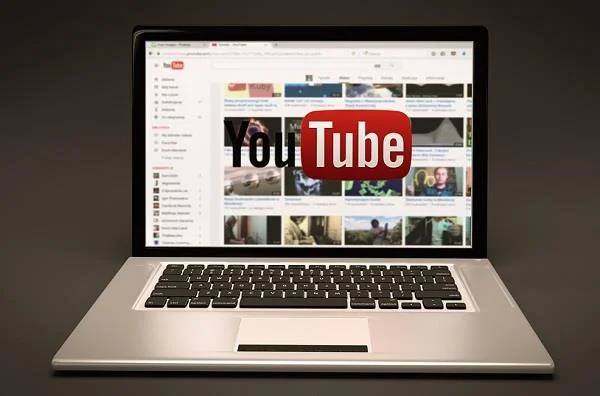 How to turn off the laptop screen but still play music on Youtube?