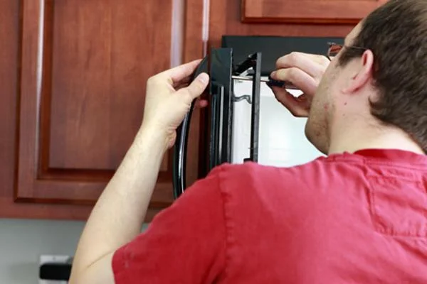 Cause di un forno a microonde non caldo e come ripararlo a casa