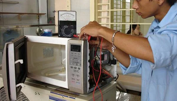 Cause di un forno a microonde non caldo e come ripararlo a casa