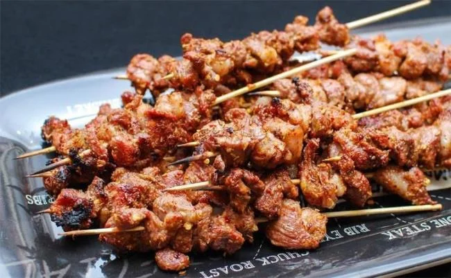 As instruções para grelhar carne em uma fritadeira sem óleo são super simples