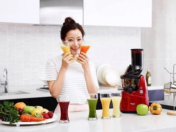 Compare o espremedor regular e o espremedor lento