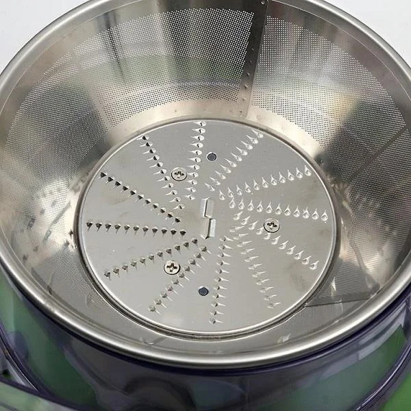 Compare o espremedor regular e o espremedor lento