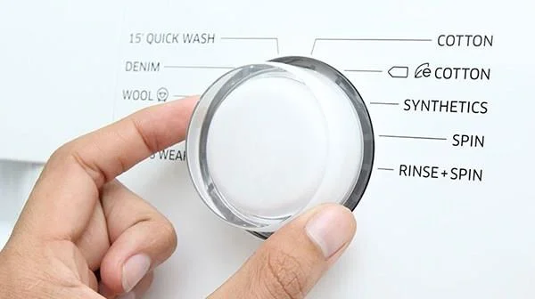 Suggerimenti per evitare che i vestiti si sgualciscano durante il lavaggio in lavatrice