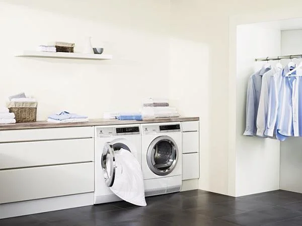 Suggerimenti per evitare che i vestiti si sgualciscano durante il lavaggio in lavatrice