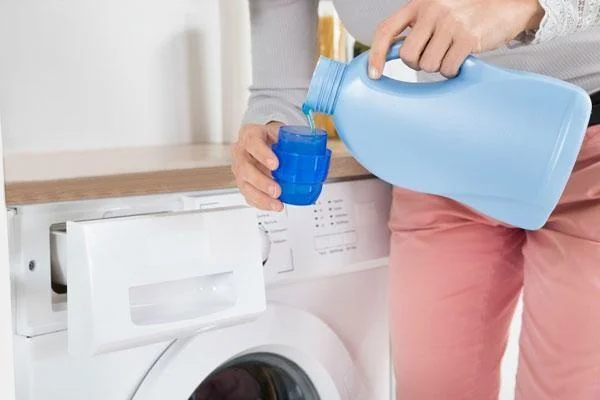 Comment utiliser un assouplissant pour aider à préserver les vêtements et la machine à laver