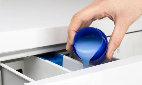 Comment utiliser un assouplissant pour aider à préserver les vêtements et la machine à laver