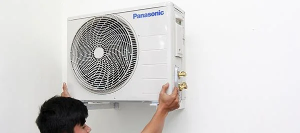 Qual é a causa da unidade externa, o ar condicionado gritando alto?