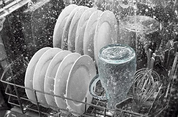 鍋やフライパンは食器洗い機で洗えますか？