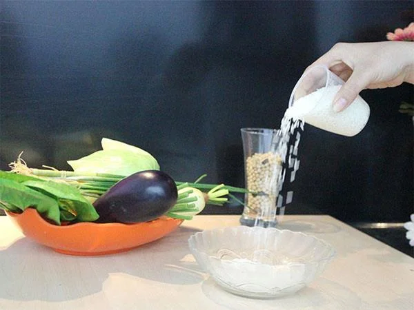 نحوه استفاده از فنجان اندازه گیری برنج: دقیق ، آسان