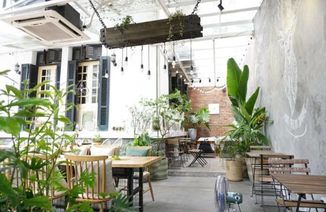 Come arredare magnificamente tavoli e sedie per il ristorante attira i clienti