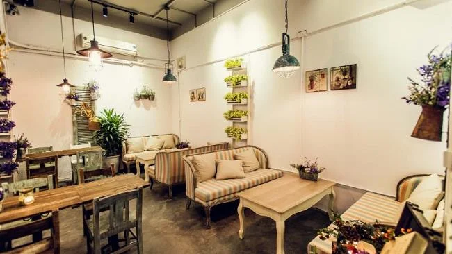 Come arredare magnificamente tavoli e sedie per il ristorante attira i clienti