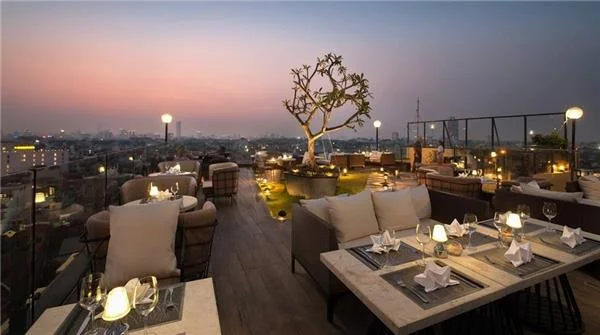 Come arredare magnificamente tavoli e sedie per il ristorante attira i clienti