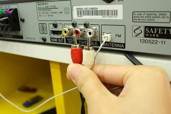 As maneiras de conectar alto-falantes à TV são simples e convenientes