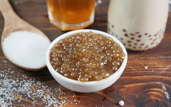 Por quanto tempo o chá com leite pode ser armazenado na geladeira?