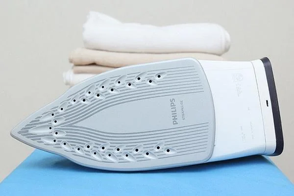 I tipi comuni di piastra per ferri da stiro a vapore sono preferiti da molti utenti