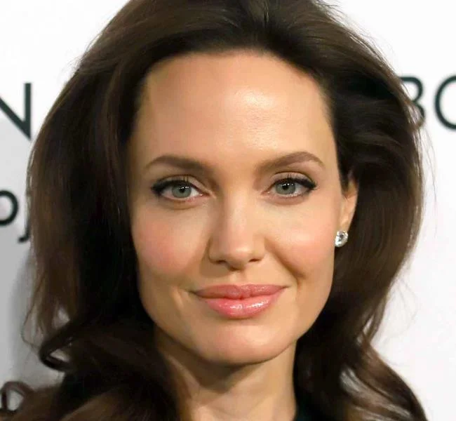Bagaimana mempunyai bibir yang gemuk seperti Angelina Jolie
