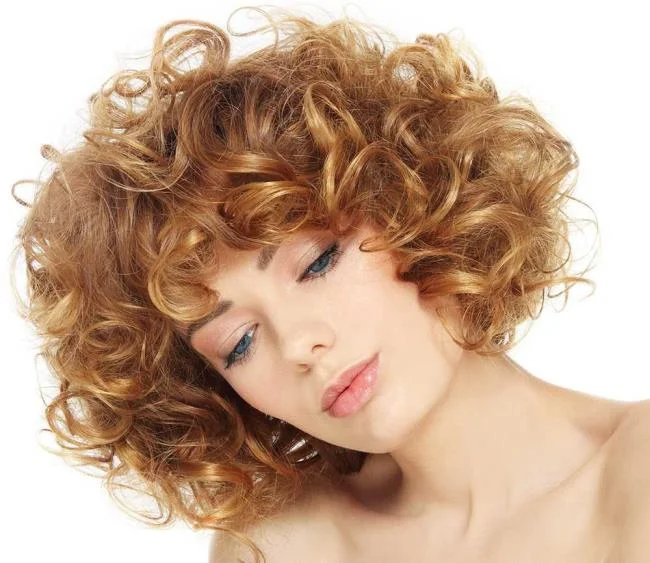 Rambut pendek kerinting: potongan terbaik untuk gaya yang mudah