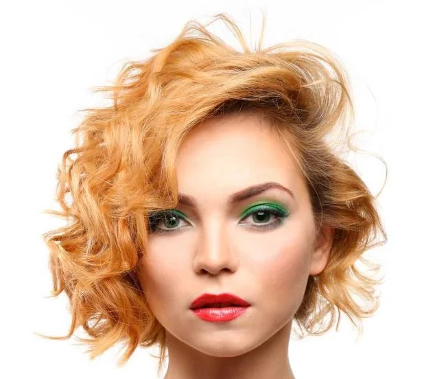 Rambut pendek kerinting: potongan terbaik untuk gaya yang mudah