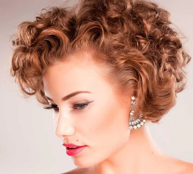 Rambut pendek kerinting: potongan terbaik untuk gaya yang mudah