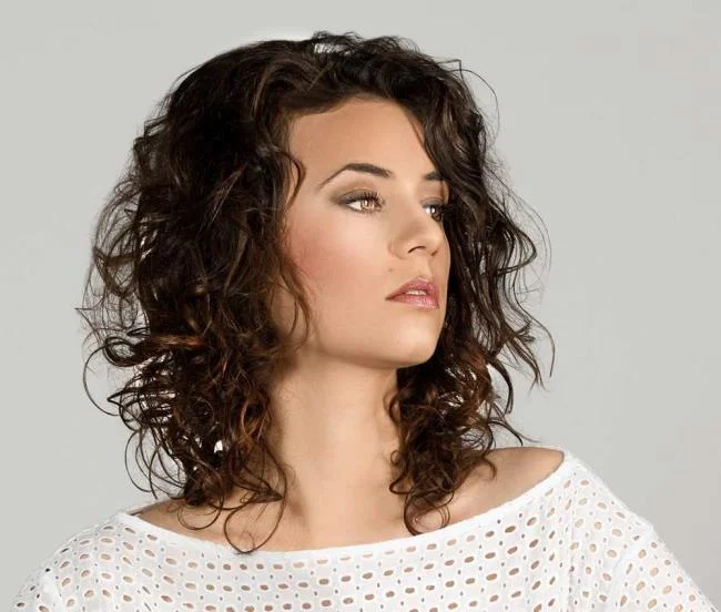 Rambut pendek kerinting: potongan terbaik untuk gaya yang mudah