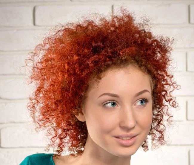 Rambut pendek kerinting: potongan terbaik untuk gaya yang mudah