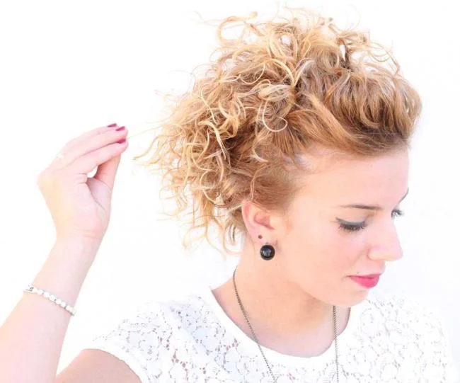 Rambut pendek kerinting: potongan terbaik untuk gaya yang mudah