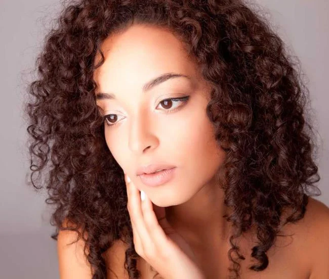 Rambut pendek kerinting: potongan terbaik untuk gaya yang mudah