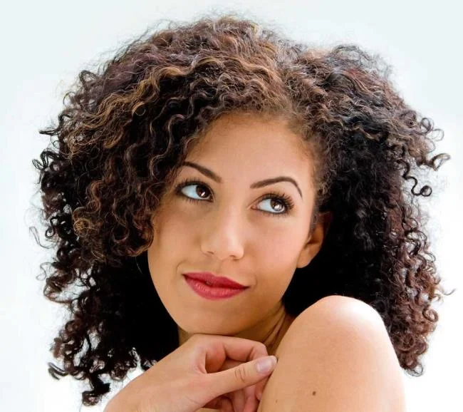 Rambut pendek kerinting: potongan terbaik untuk gaya yang mudah