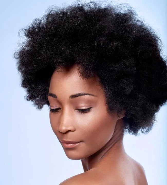 Rambut pendek kerinting: potongan terbaik untuk gaya yang mudah