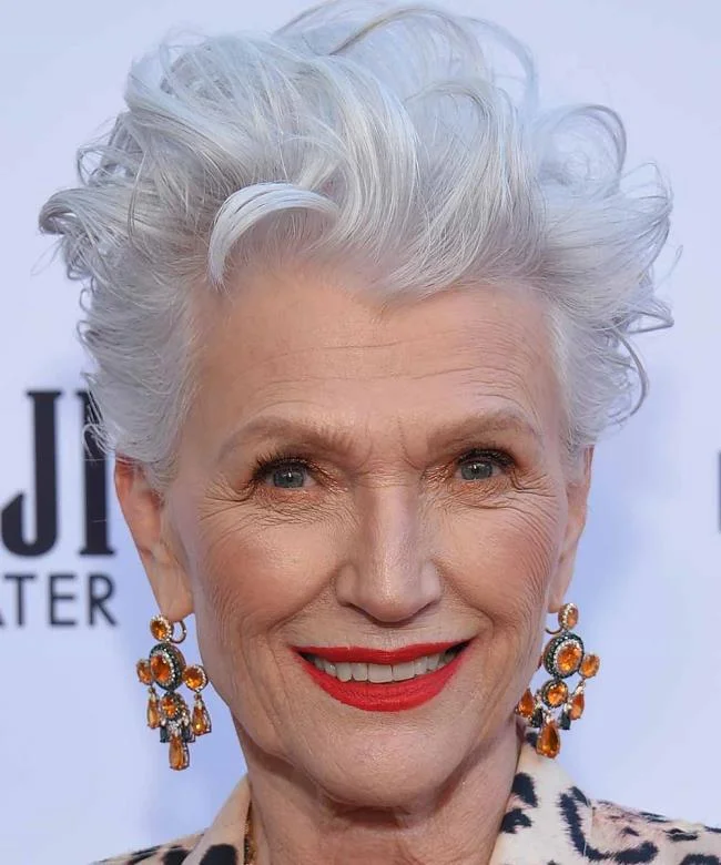 Maye Musk dengan rambut bergelombang putih pendek