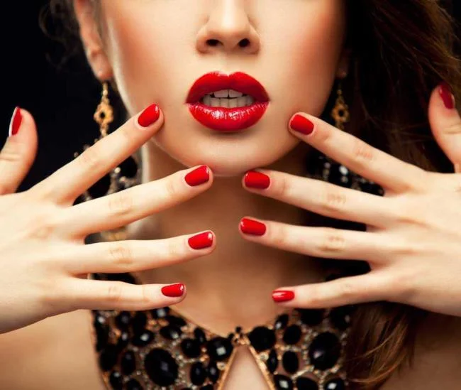 Ongles de Noël rouges 2020: les plus belles idées