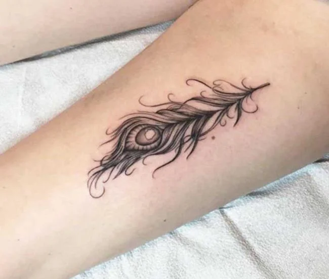 Federtattoo: Bedeutung und 150 Fotos, die Sie inspirieren
