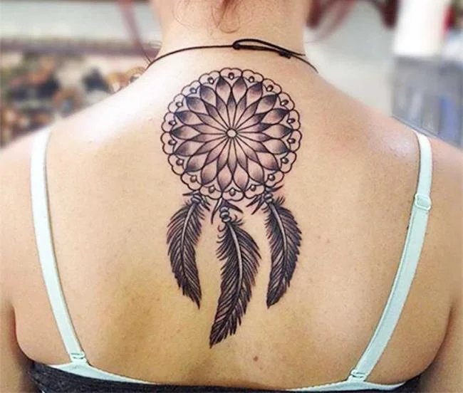 Federtattoo: Bedeutung und 150 Fotos, die Sie inspirieren