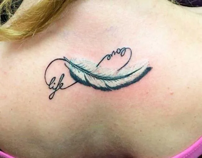 Federtattoo: Bedeutung und 150 Fotos, die Sie inspirieren