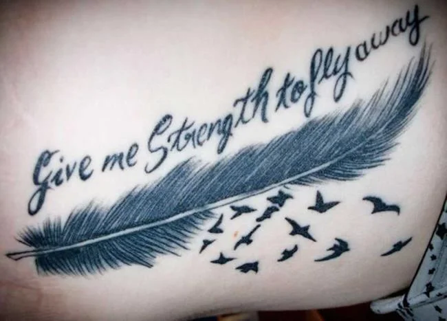 Federtattoo: Bedeutung und 150 Fotos, die Sie inspirieren
