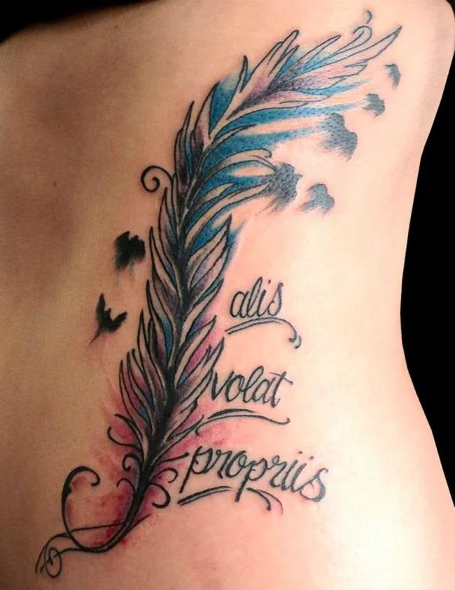 Federtattoo: Bedeutung und 150 Fotos, die Sie inspirieren