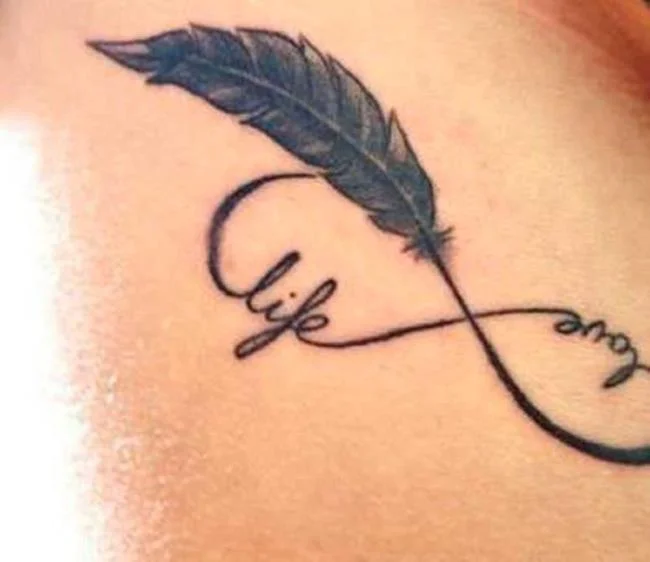 Federtattoo: Bedeutung und 150 Fotos, die Sie inspirieren