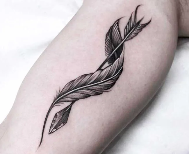 Federtattoo: Bedeutung und 150 Fotos, die Sie inspirieren