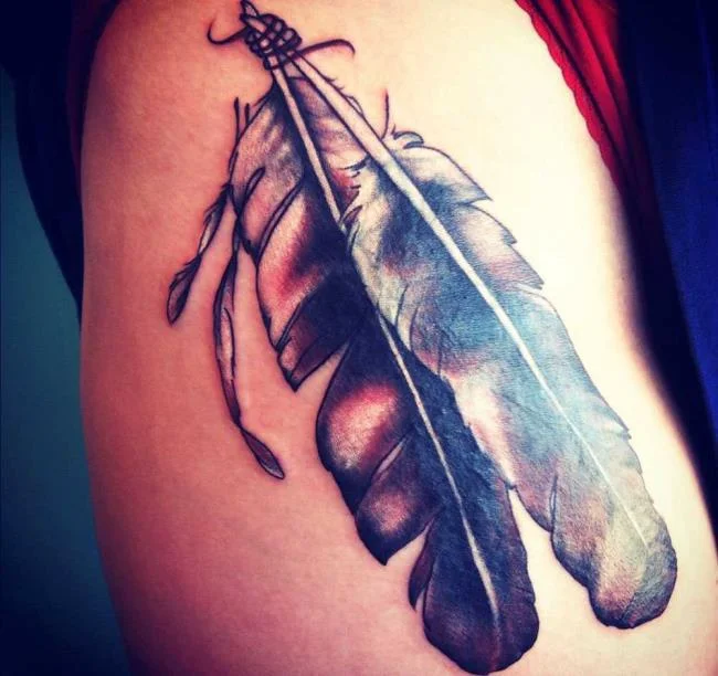 Federtattoo: Bedeutung und 150 Fotos, die Sie inspirieren