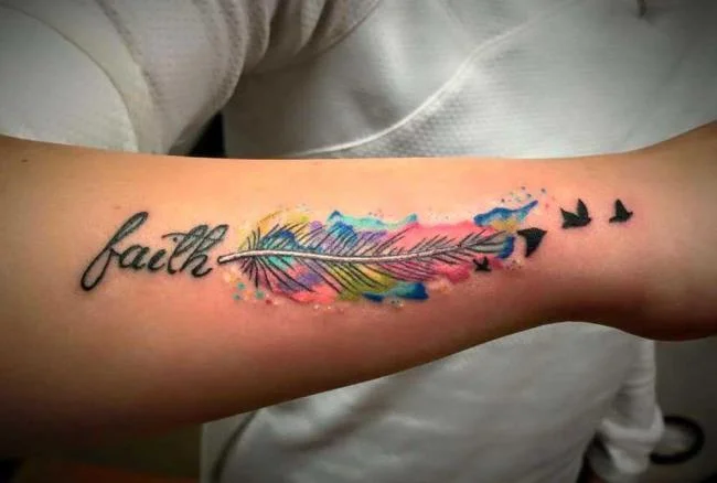Federtattoo: Bedeutung und 150 Fotos, die Sie inspirieren