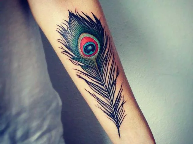 Federtattoo: Bedeutung und 150 Fotos, die Sie inspirieren