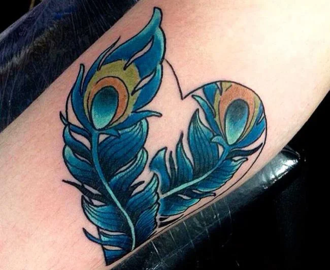 Federtattoo: Bedeutung und 150 Fotos, die Sie inspirieren
