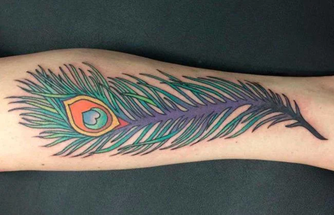Federtattoo: Bedeutung und 150 Fotos, die Sie inspirieren