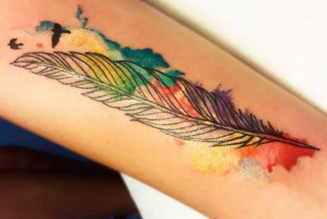 Federtattoo: Bedeutung und 150 Fotos, die Sie inspirieren