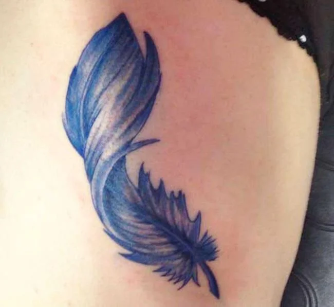 Federtattoo: Bedeutung und 150 Fotos, die Sie inspirieren