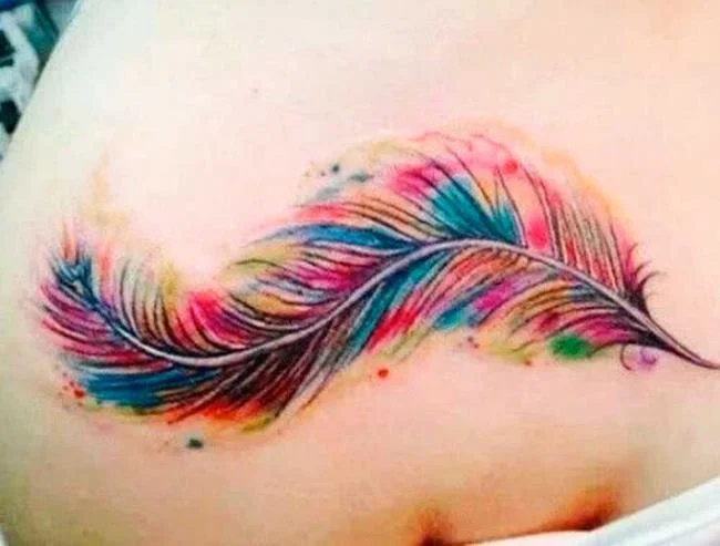Federtattoo: Bedeutung und 150 Fotos, die Sie inspirieren